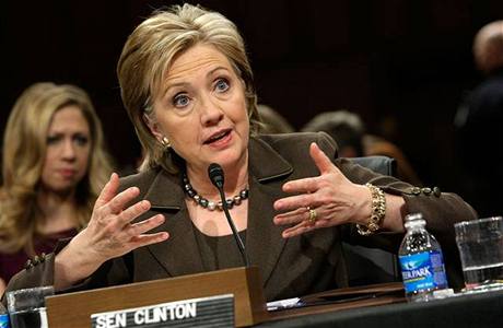 Hillary Clintonová ped zahraniním výborem Senátu.
